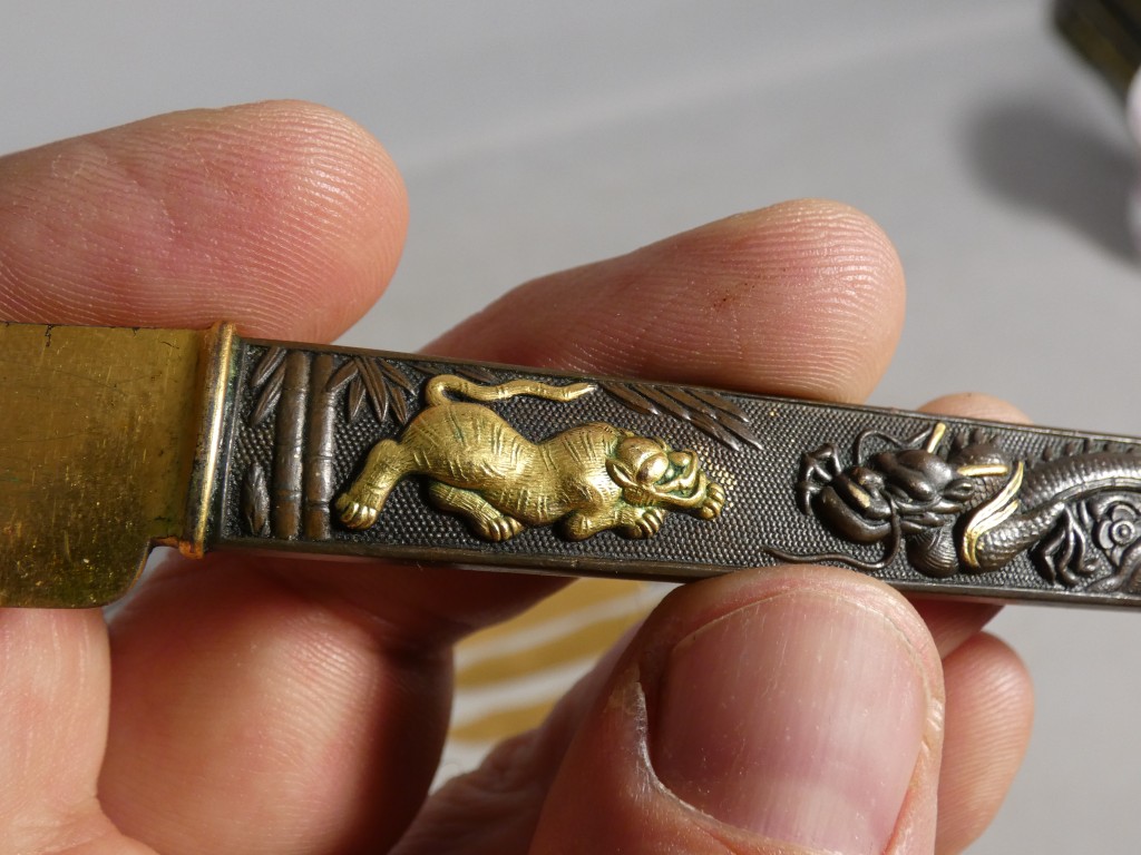 Service de 24 couteaux japonais en bronze patiné et doré, époque Meiji – coffret Aucoc Aîné – Image 30