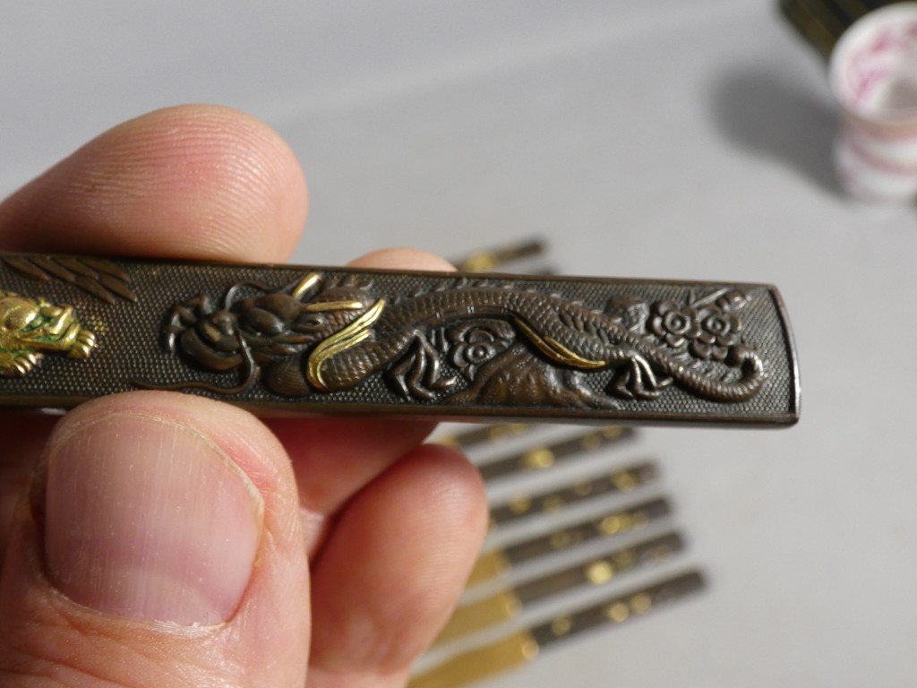 Service de 24 couteaux japonais en bronze patiné et doré, époque Meiji – coffret Aucoc Aîné – Image 31