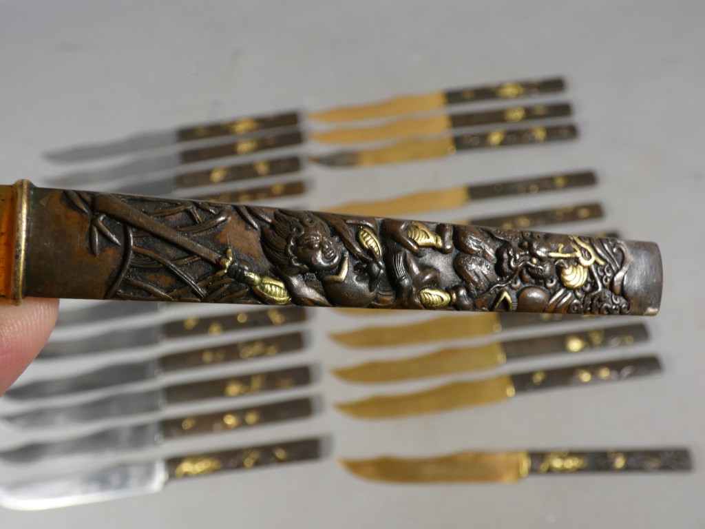 Service de 24 couteaux japonais en bronze patiné et doré, époque Meiji – coffret Aucoc Aîné – Image 32
