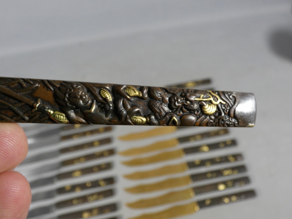 Service de 24 couteaux japonais en bronze patiné et doré, époque Meiji – coffret Aucoc Aîné – Image 33