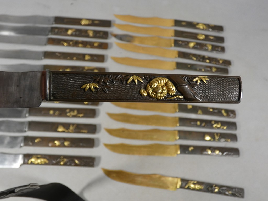 Service de 24 couteaux japonais en bronze patiné et doré, époque Meiji – coffret Aucoc Aîné – Image 34