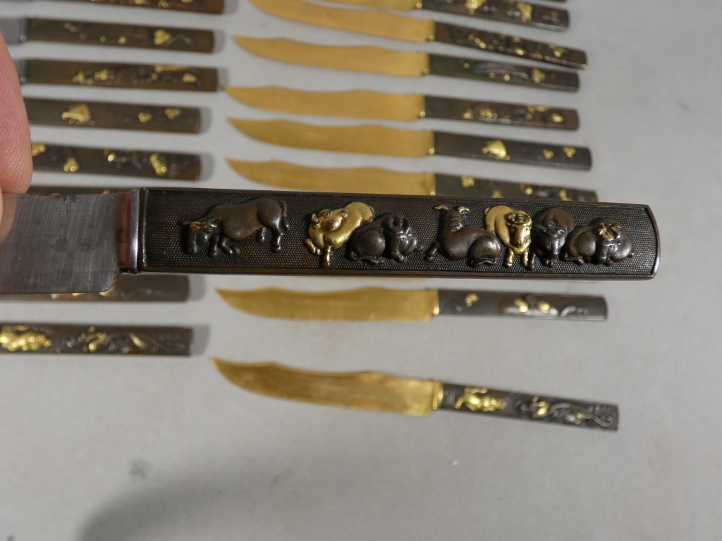 Service de 24 couteaux japonais en bronze patiné et doré, époque Meiji – coffret Aucoc Aîné – Image 35
