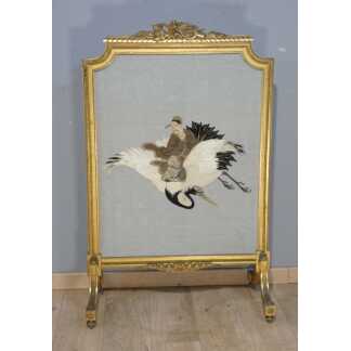 Pare-feu de style Louis XVI en bois doré décor d’une remarquable broderie asiatique Époque XIX