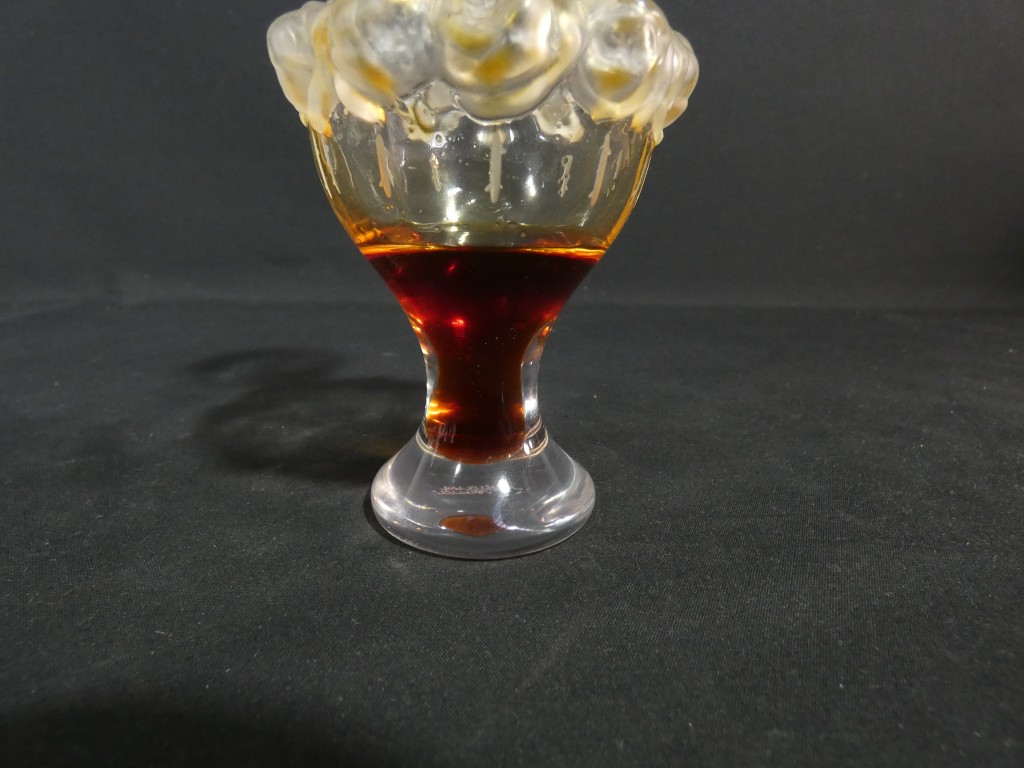 Lalique – Flacon à parfum « Martine » en cristal à décor de roses, 1980 – Image 4