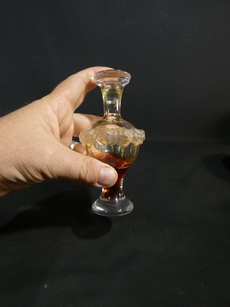 Lalique – Flacon à parfum « Martine » en cristal à décor de roses, 1980 – Image 5