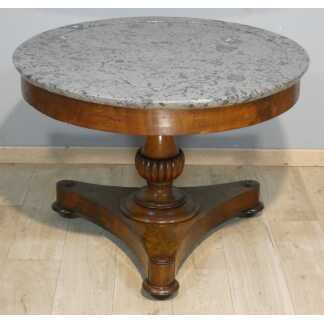 Guéridon d'époque Restauration en noyer et placage de noyer, marbre gris fossilifère – XIXe
