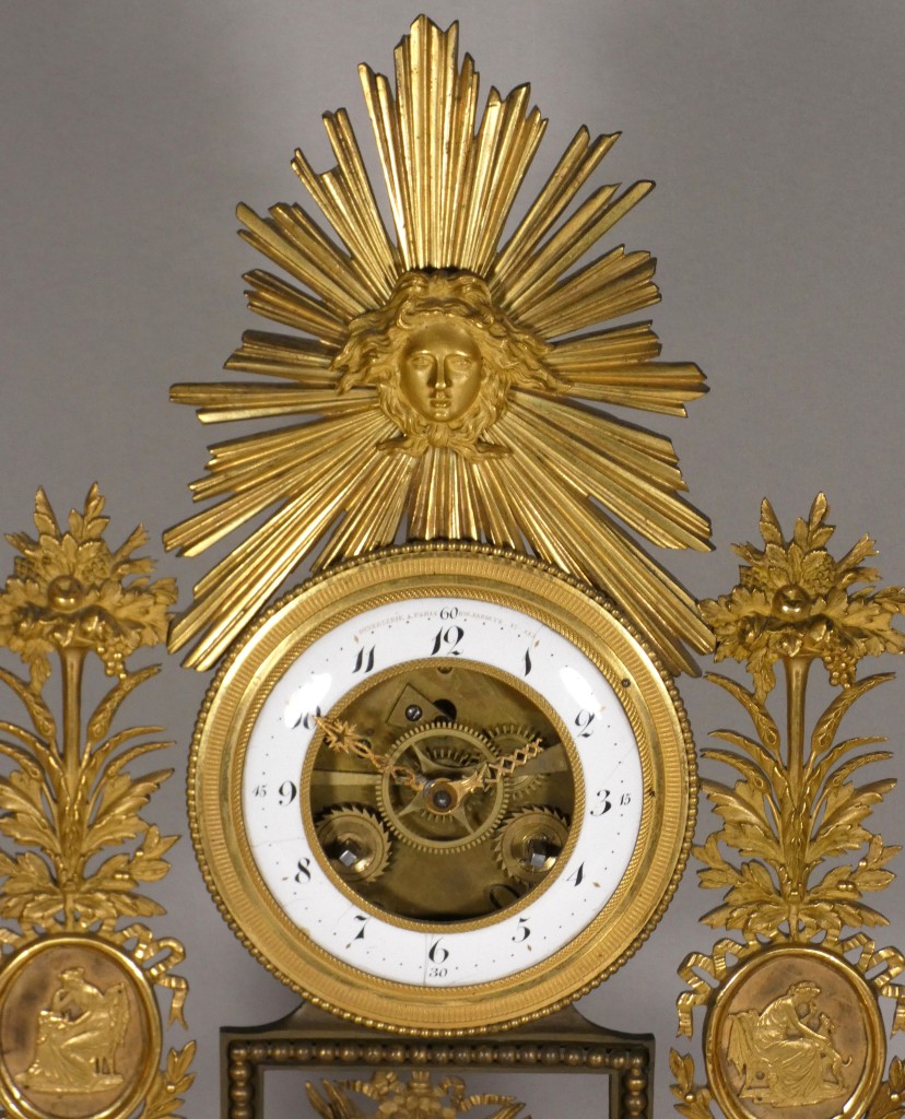 Rare pendule squelette au soleil en bronze doré, signée Deverberie à Paris – Époque Consulat – Image 2