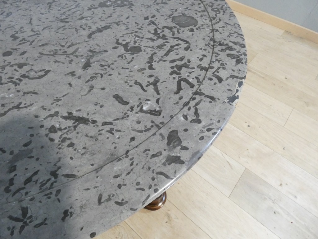 Guéridon d'époque Restauration en noyer et placage de noyer, marbre gris fossilifère – XIXe – Image 5