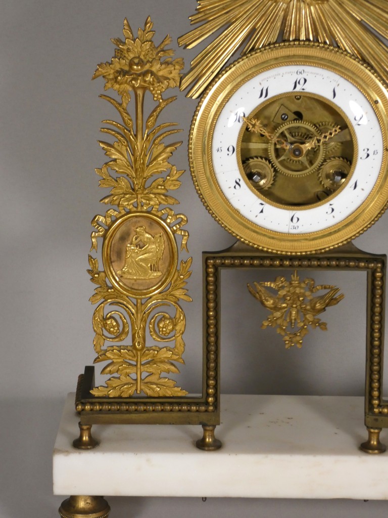 Rare pendule squelette au soleil en bronze doré, signée Deverberie à Paris – Époque Consulat – Image 3