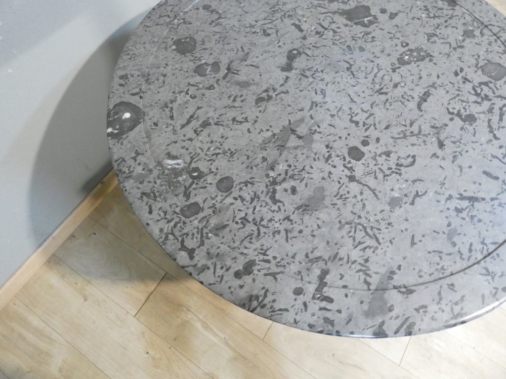 Guéridon d'époque Restauration en noyer et placage de noyer, marbre gris fossilifère – XIXe – Image 7