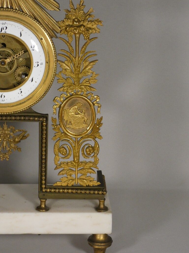 Rare pendule squelette au soleil en bronze doré, signée Deverberie à Paris – Époque Consulat – Image 5