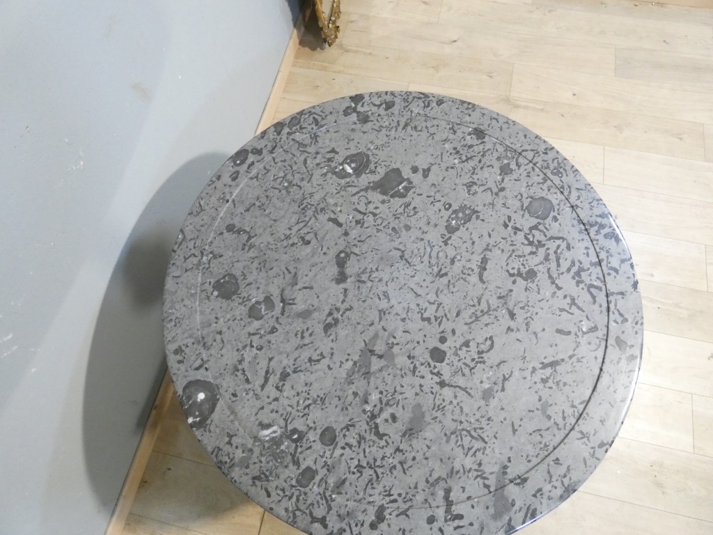 Guéridon d'époque Restauration en noyer et placage de noyer, marbre gris fossilifère – XIXe – Image 8