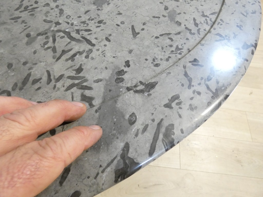 Guéridon d'époque Restauration en noyer et placage de noyer, marbre gris fossilifère – XIXe – Image 9