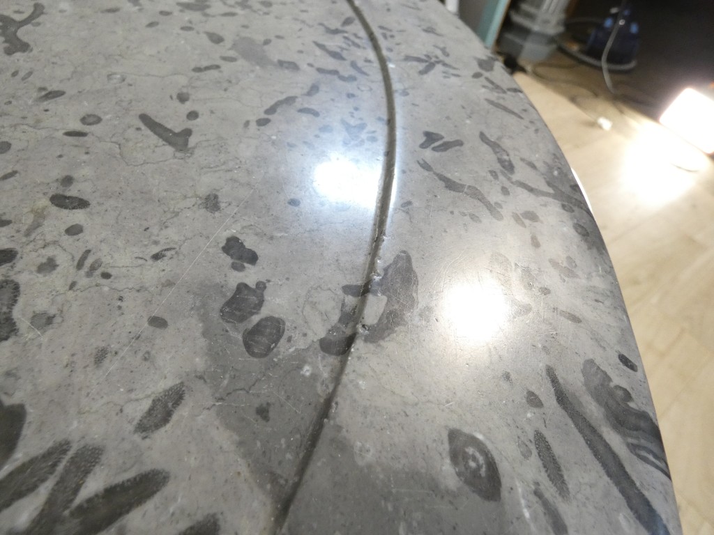 Guéridon d'époque Restauration en noyer et placage de noyer, marbre gris fossilifère – XIXe – Image 10