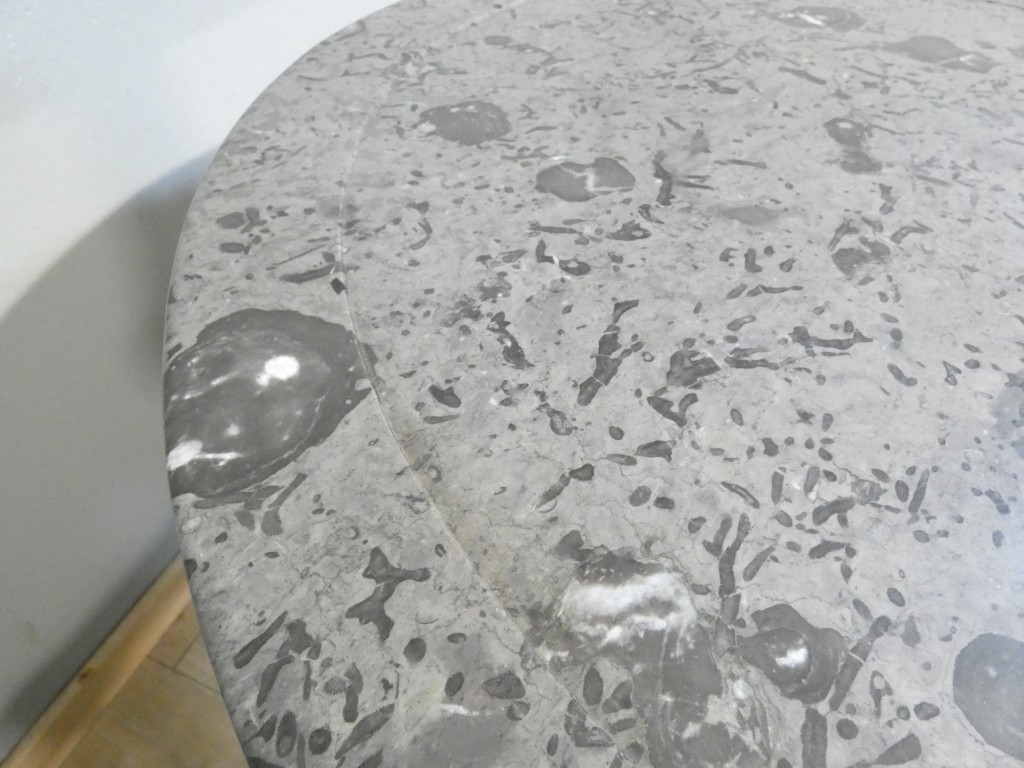 Guéridon d'époque Restauration en noyer et placage de noyer, marbre gris fossilifère – XIXe – Image 11