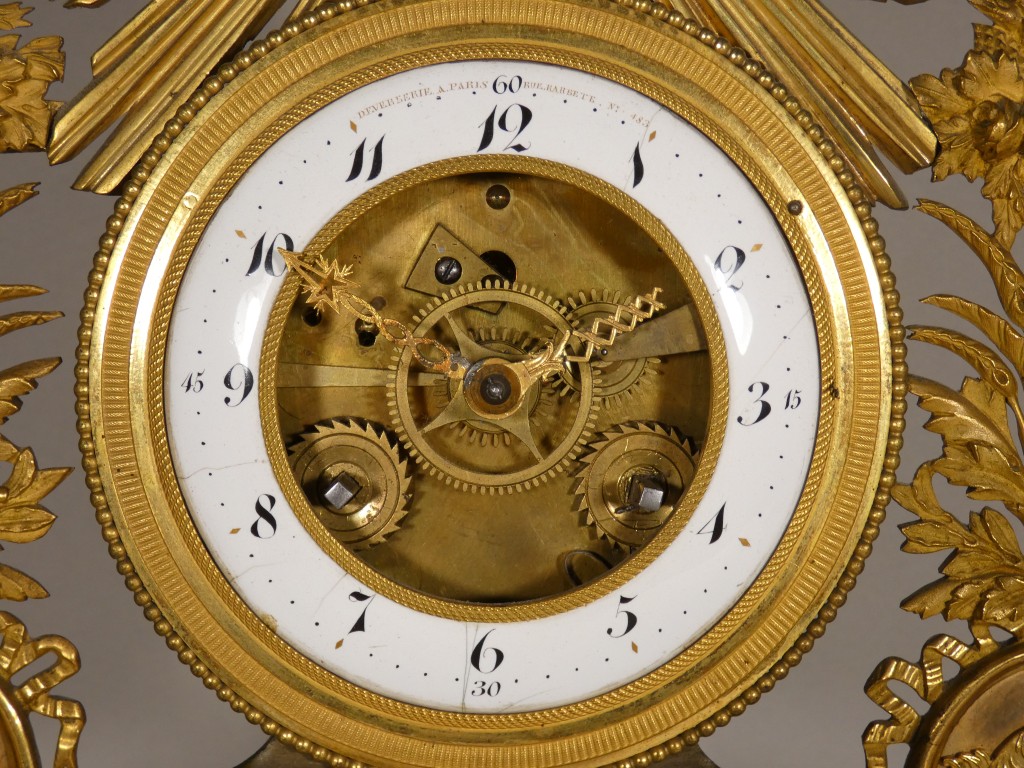 Rare pendule squelette au soleil en bronze doré, signée Deverberie à Paris – Époque Consulat – Image 9