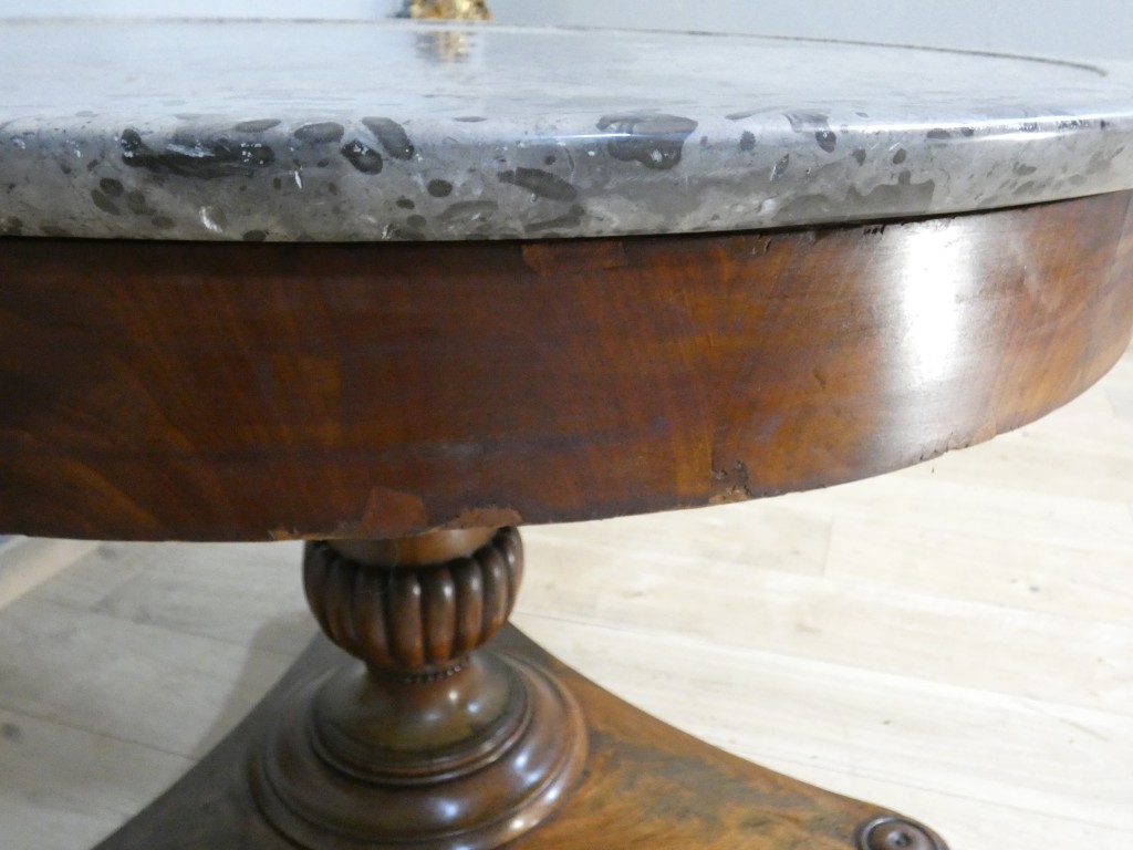 Guéridon d'époque Restauration en noyer et placage de noyer, marbre gris fossilifère – XIXe – Image 12