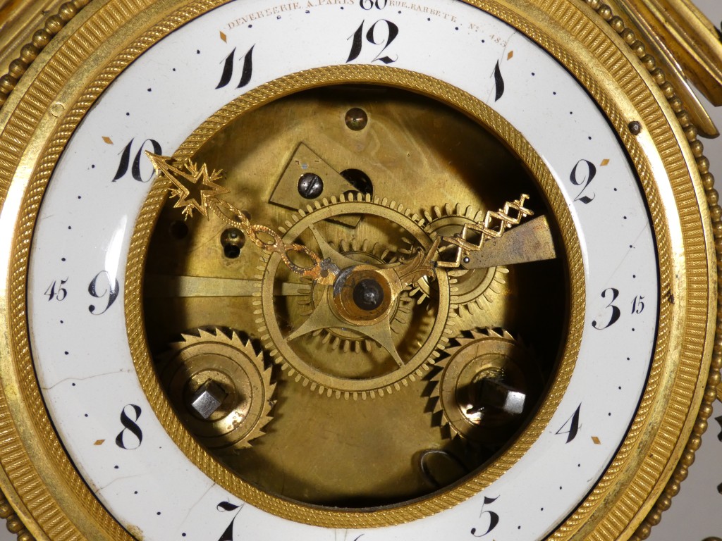 Rare pendule squelette au soleil en bronze doré, signée Deverberie à Paris – Époque Consulat – Image 11