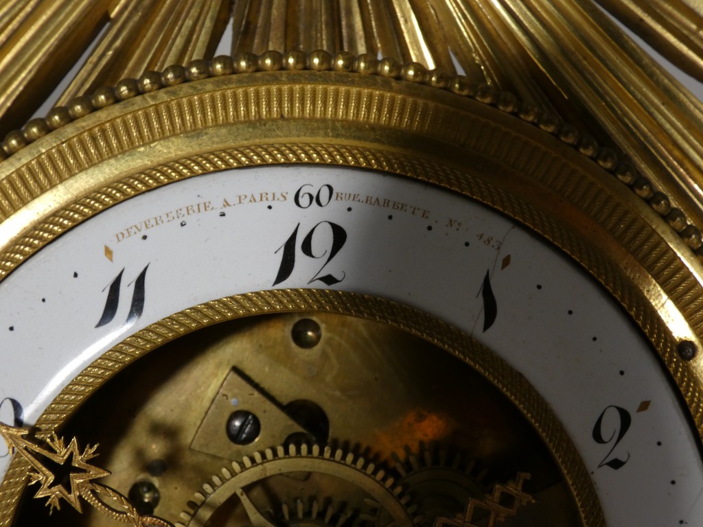 Rare pendule squelette au soleil en bronze doré, signée Deverberie à Paris – Époque Consulat – Image 12
