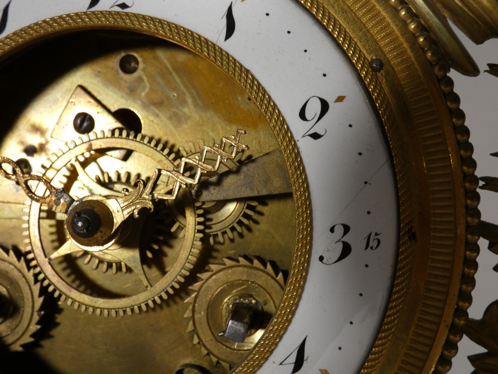 Rare pendule squelette au soleil en bronze doré, signée Deverberie à Paris – Époque Consulat – Image 13