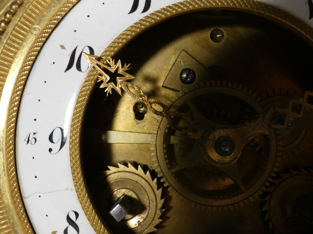 Rare pendule squelette au soleil en bronze doré, signée Deverberie à Paris – Époque Consulat – Image 14