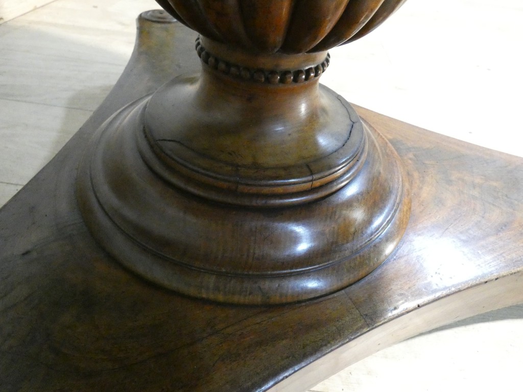Guéridon d'époque Restauration en noyer et placage de noyer, marbre gris fossilifère – XIXe – Image 18