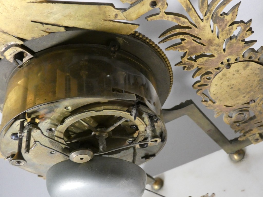 Rare pendule squelette au soleil en bronze doré, signée Deverberie à Paris – Époque Consulat – Image 19